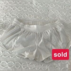 Lululemon: White hottie hot low-rise lined short 2.5
